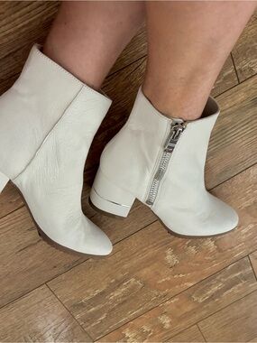 New DKNY White Block Heel Ankle Boots with Side Zip size 6.5